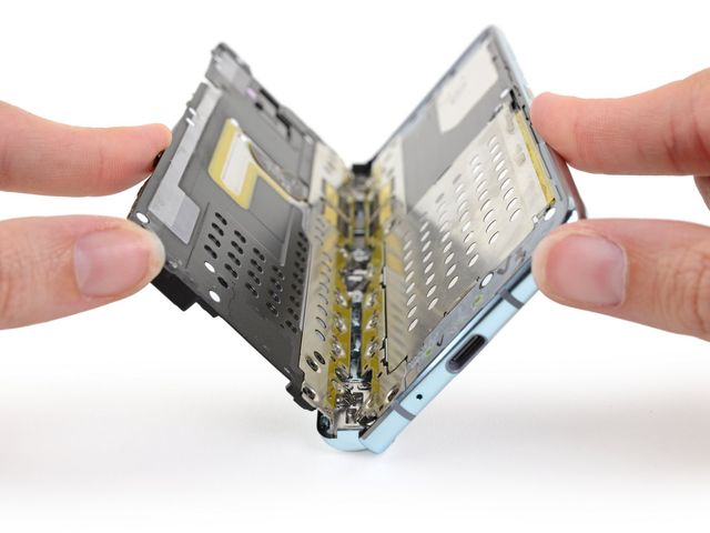 Огляд Galaxy Fold прибрали на прохання Samsung - фото 324154