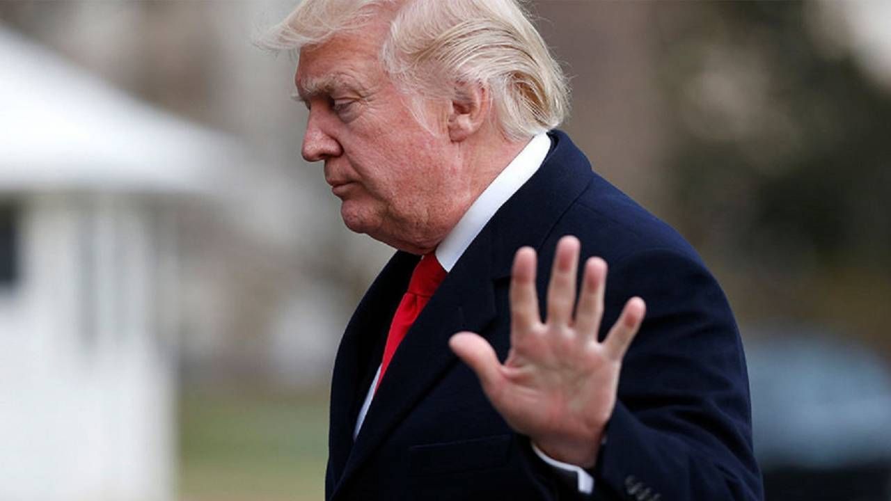 У Дональда Трампа кинули телефон - фото 1