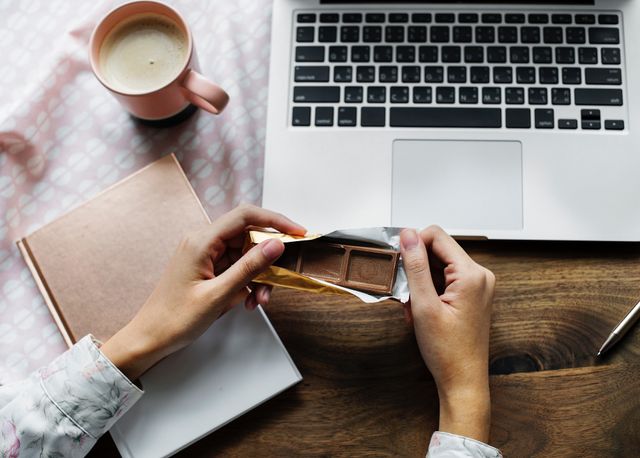 Шоколад покращує мозкову активність - фото 324417