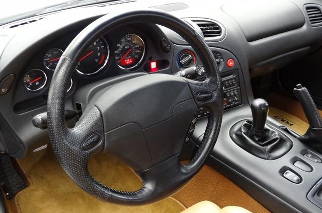 25-річну Mazda RX-7 продали за ціну нового Porsche - фото 324465