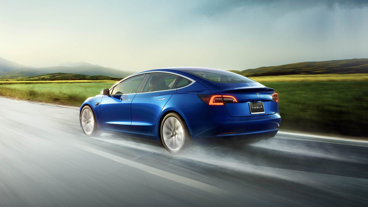 Власник Tesla показав шалені черги на заправках - фото 1