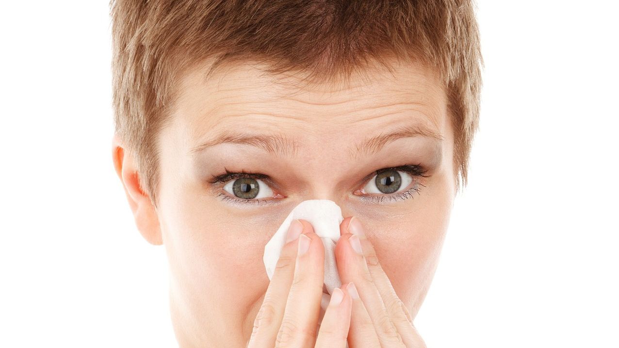Ось що робити, якщо прокинулися з симптомами нежитю й чхаєте