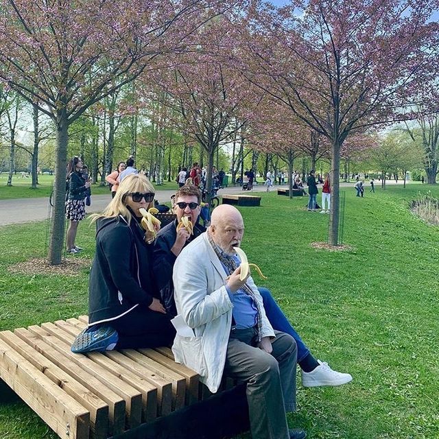 Мовчазний протест: чому люди в мережі викладають фото з бананами - фото 325235