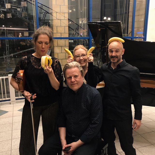 Мовчазний протест: чому люди в мережі викладають фото з бананами - фото 325238