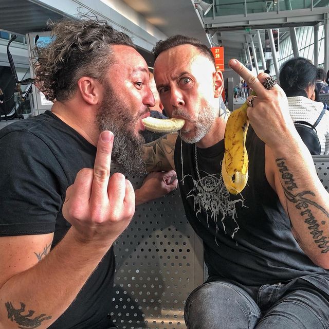 Мовчазний протест: чому люди в мережі викладають фото з бананами - фото 325240