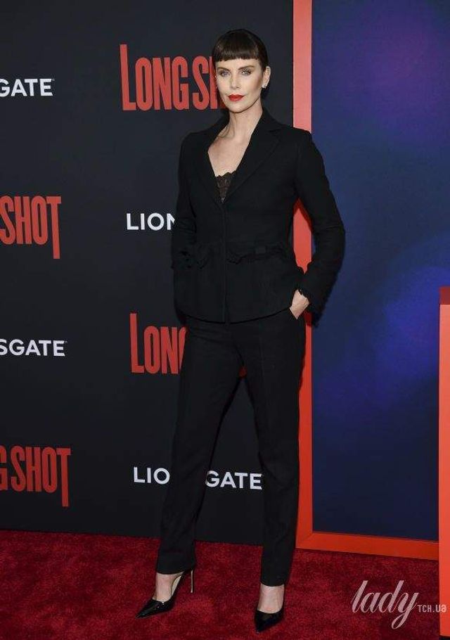 Шарліз Терон засвітила білизну під напівпрозорою блузою - фото 325337