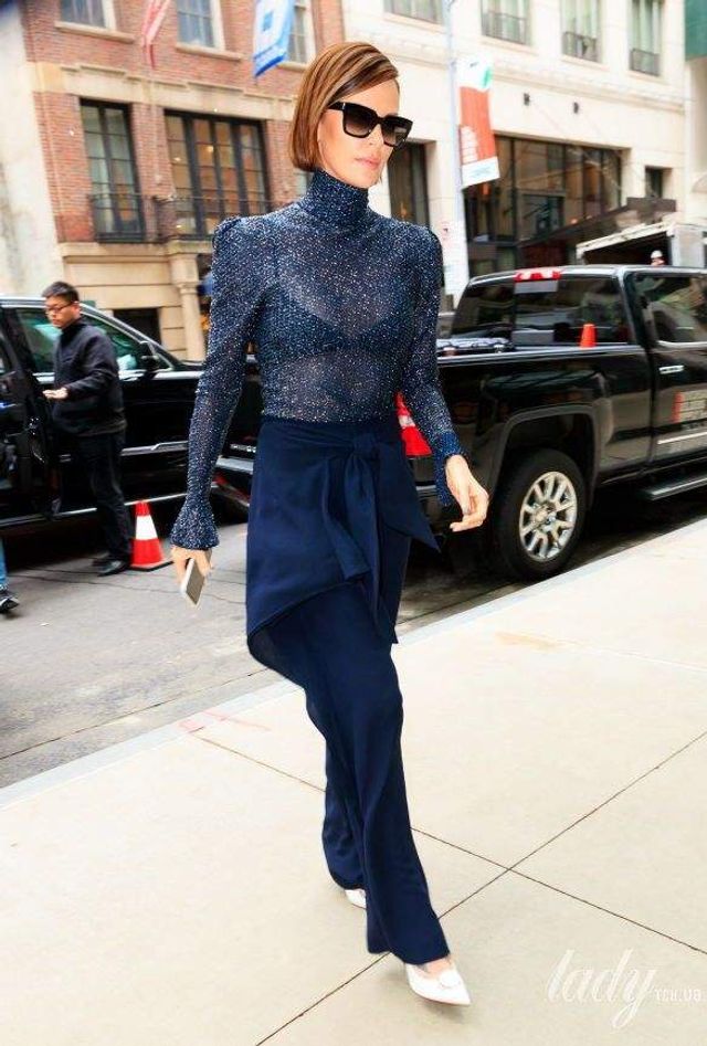 Шарліз Терон засвітила білизну під напівпрозорою блузою - фото 325338