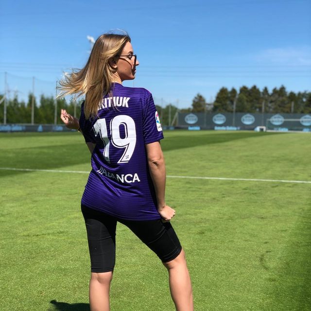 Спокуслива вболівальниця: Леся Нікітюк показала яскраві знімки з Іспанії - фото 325365