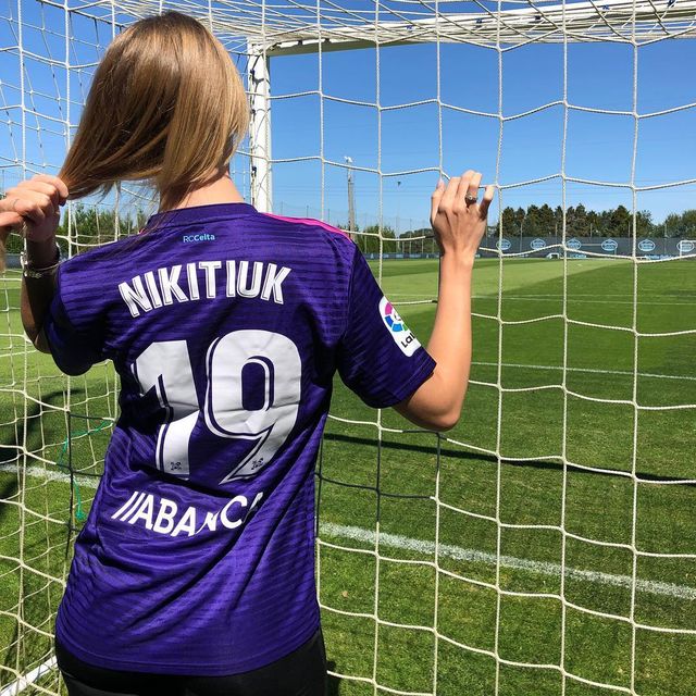 Спокуслива вболівальниця: Леся Нікітюк показала яскраві знімки з Іспанії - фото 325367