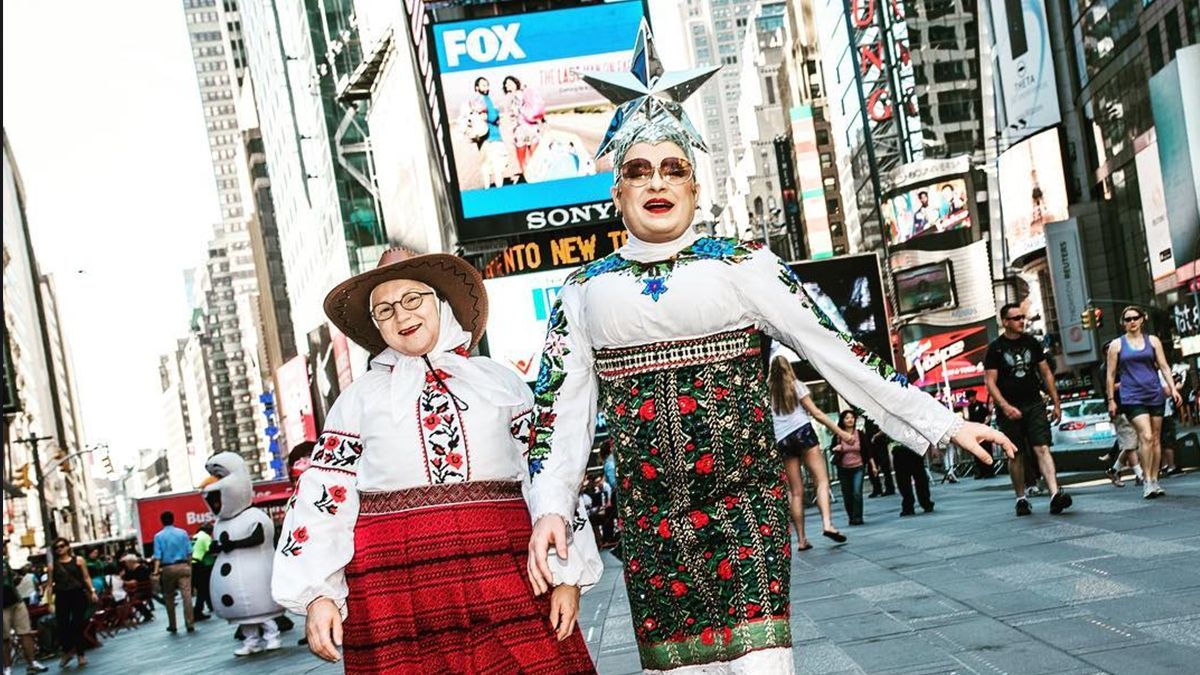 Стильна Вєрка Сердючка покаталася на велосипеді разом з мамою: кумедне відео