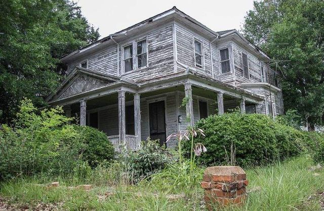 У цей будинок десятиліттями не ступала нога людини - фото 325507