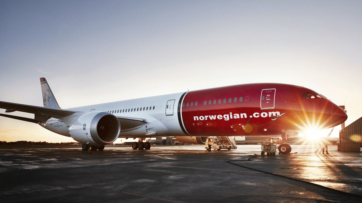 Норвезькі авіалінії дозволили бортпровідницям відмовитися від підборів - фото 1