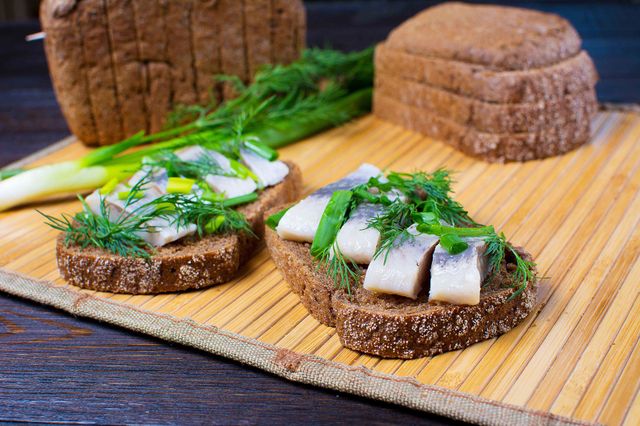 Смачні бутерброди з хлібом і оселедцем- фото 325958