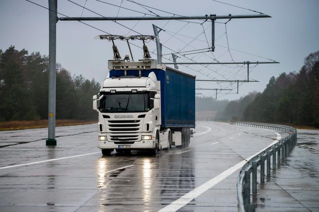 Гібридна електрична вантажівка зможе заряджатися в дорозі - фото 326387