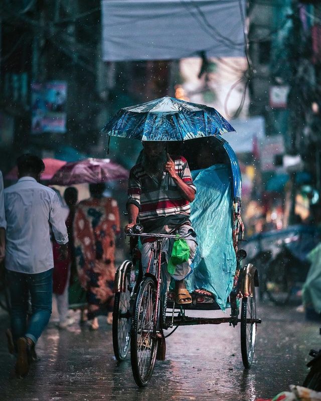 Столиця Бангладешу під час дощу: захопливі вуличні фото - фото 326531