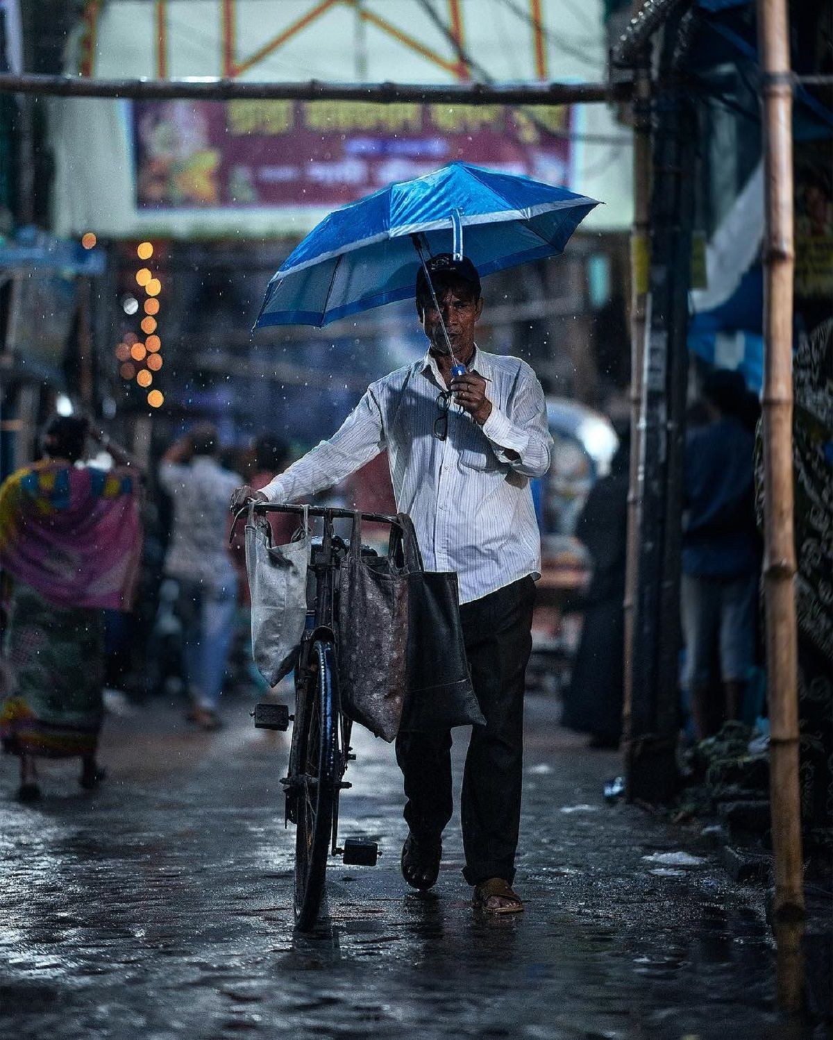Столиця Бангладешу під час дощу: захопливі вуличні фото