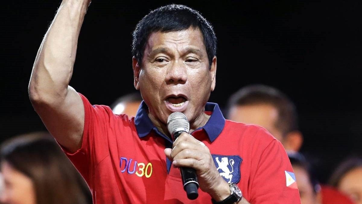 Президент Філіппін виступав з тарганом на плечі: епічне відео