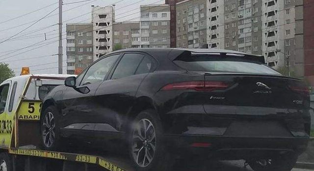 У Києві зняли електричний Jaguar на евакуаторі - фото 326818