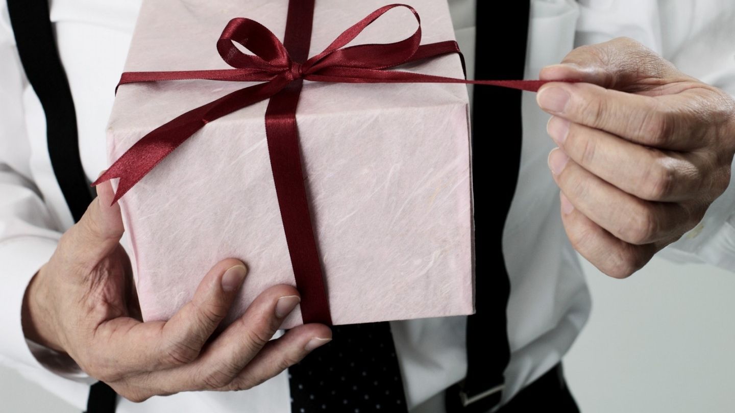 5 подарунків, які не можна приймати і дарувати