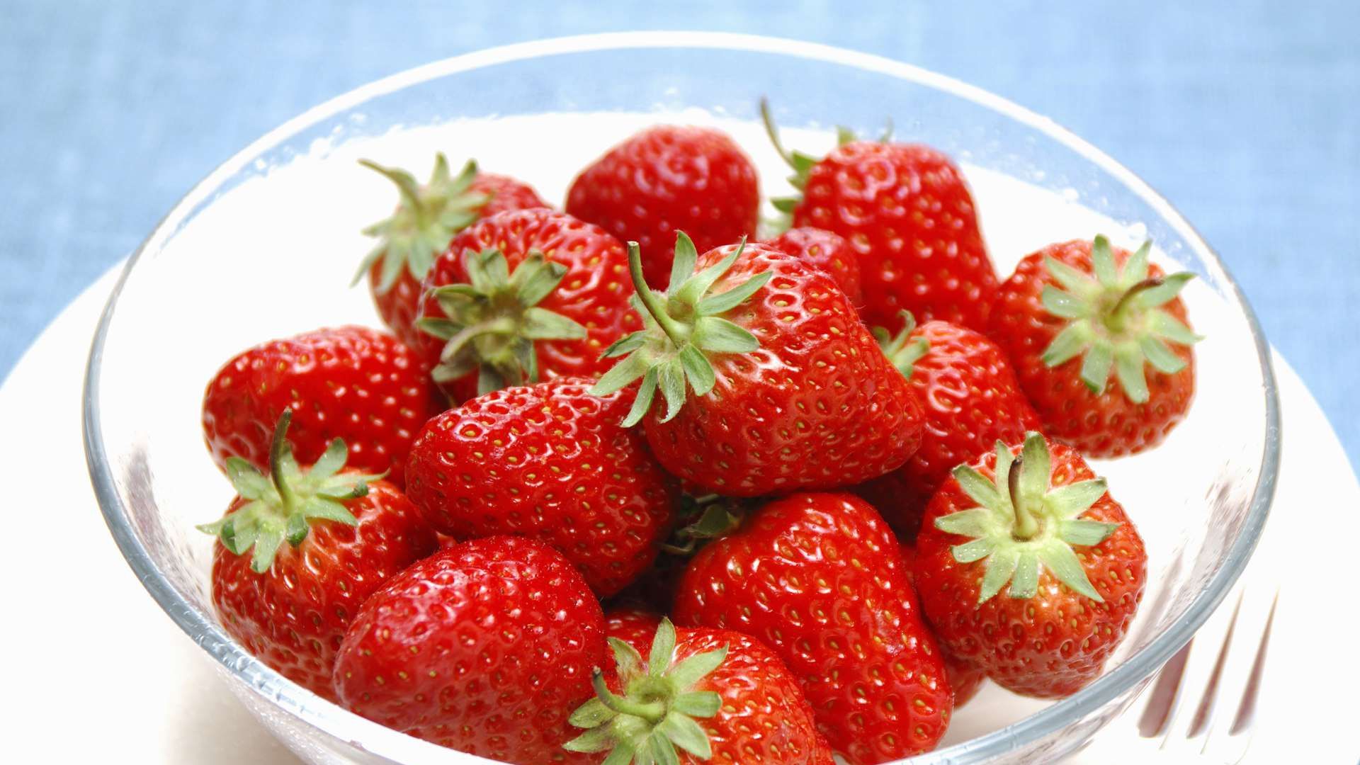 Медики розповіли, кому особливо корисно їсти полуницю