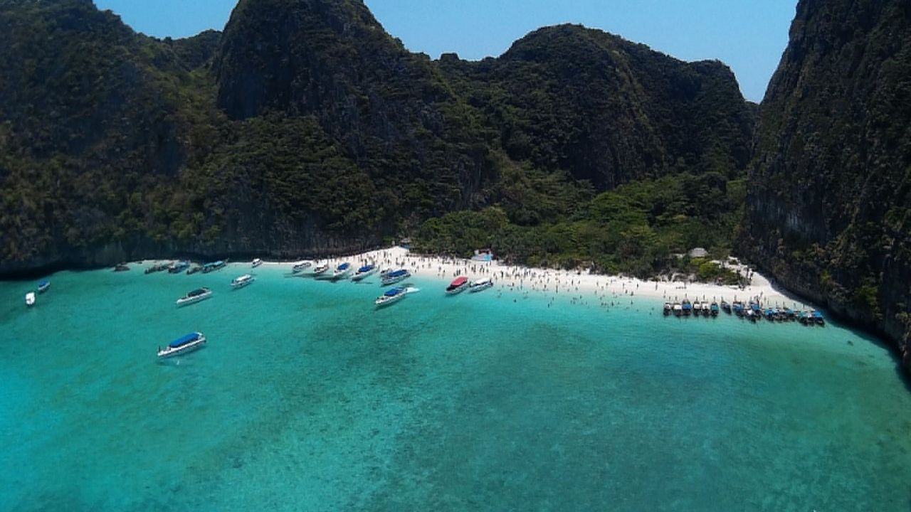 Стало відомо, коли відкриють для відвідування найвідоміший пляж Таїланду