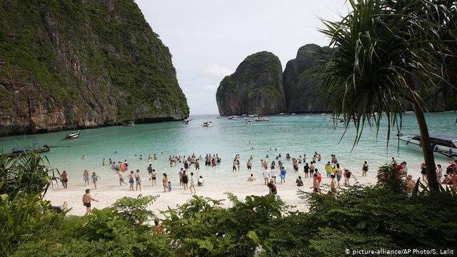 Щодня на пляж прибували до 5 тисяч туристів - фото 326889