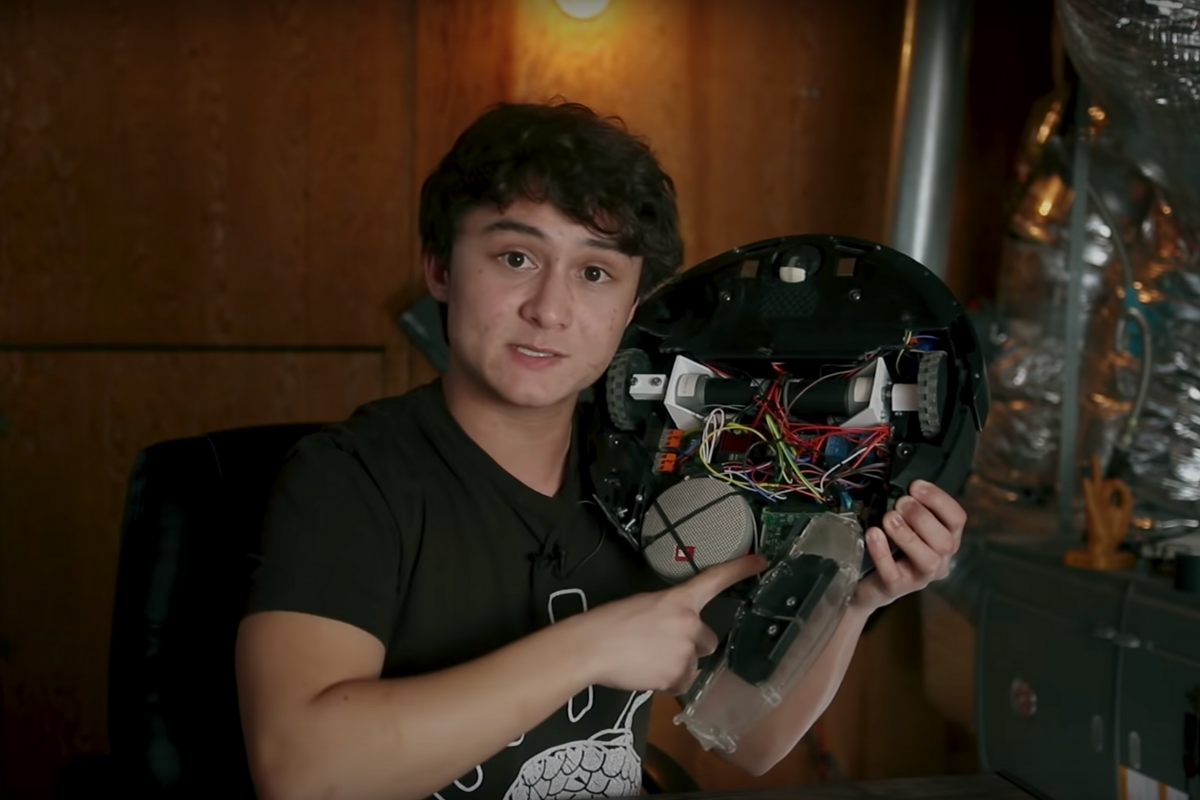 З'явився робот-пилосос, який кричить та свариться матом