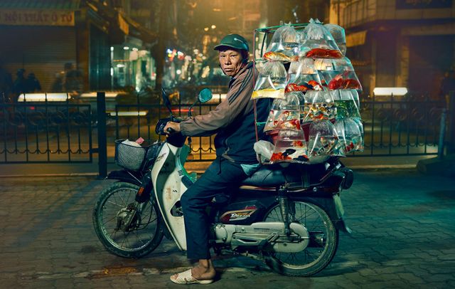 Життя мотоциклістів зі служби доставки у В'єтнамі: вражаючі фото - фото 327141