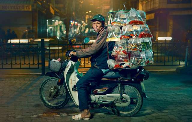 Життя мотоциклістів зі служби доставки у В'єтнамі: вражаючі фото - фото 327141