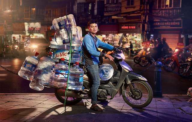 Життя мотоциклістів зі служби доставки у В'єтнамі: вражаючі фото - фото 327142