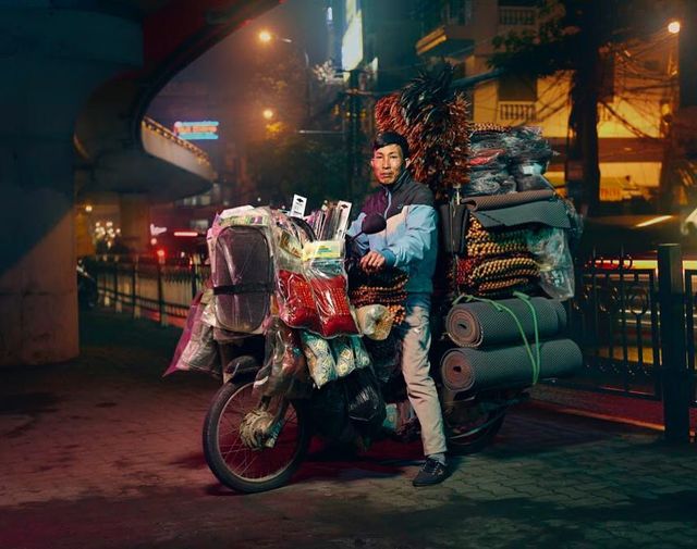 Життя мотоциклістів зі служби доставки у В'єтнамі: вражаючі фото - фото 327145
