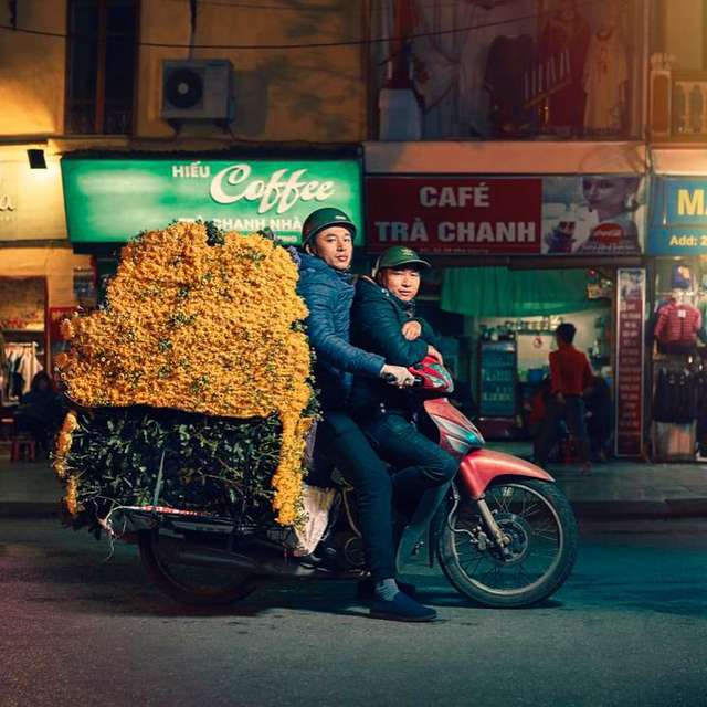 Життя мотоциклістів зі служби доставки у В'єтнамі: вражаючі фото - фото 327146