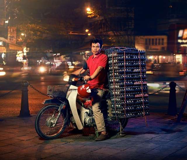 Життя мотоциклістів зі служби доставки у В'єтнамі: вражаючі фото - фото 327148