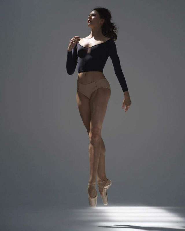 Мінімум одягу: спокусливі балерини у новому фотопроекті - фото 327320