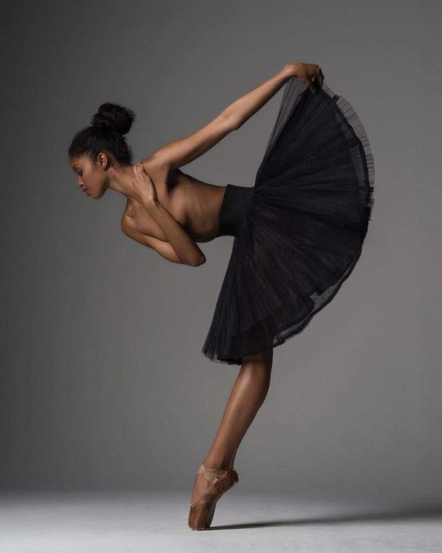 Мінімум одягу: спокусливі балерини у новому фотопроекті - фото 327324