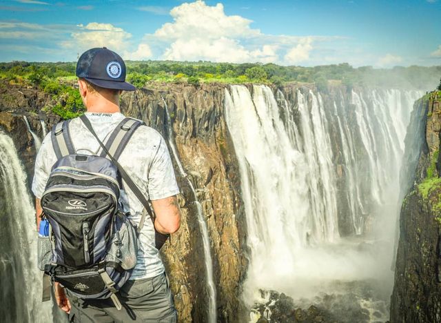 Талановитий хлопець побував в 111 країнах: захопливі фото - фото 327372