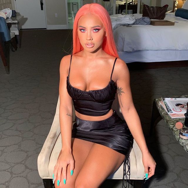 Зваблива австралійська блогерка похизувалась фігурою - фото 327432