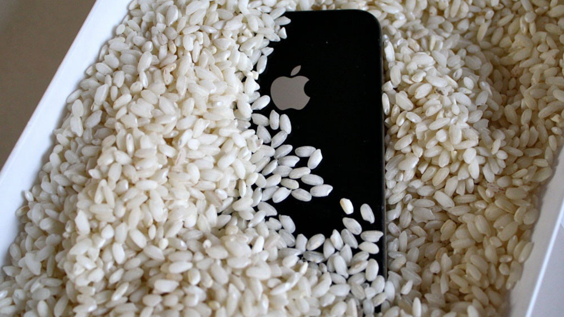 Смартфон впав у воду: чого НЕ варто робити