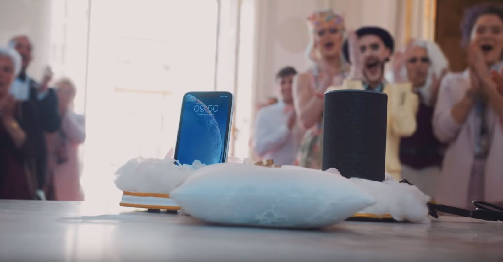 Голосові асистенти Alexa та Siri одружились у Відні: відео