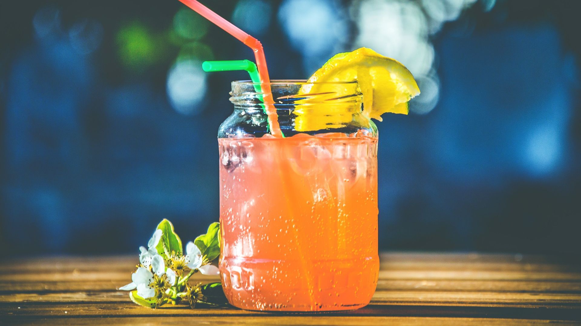 Від цього популярного напою слід відмовитися влітку