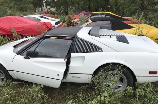 Покинута посеред поля: у США знайшли колекцію Ferrari - фото 327767
