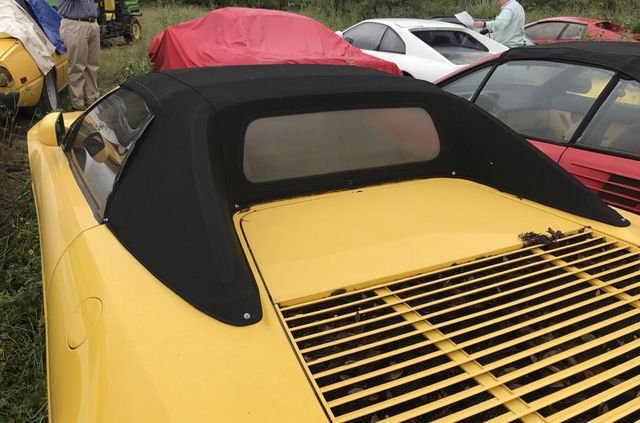 Покинута посеред поля: у США знайшли колекцію Ferrari - фото 327772