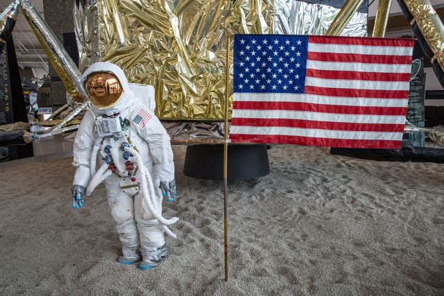 Перша жінка може ступити на Місяць у 2024 році - фото 327941