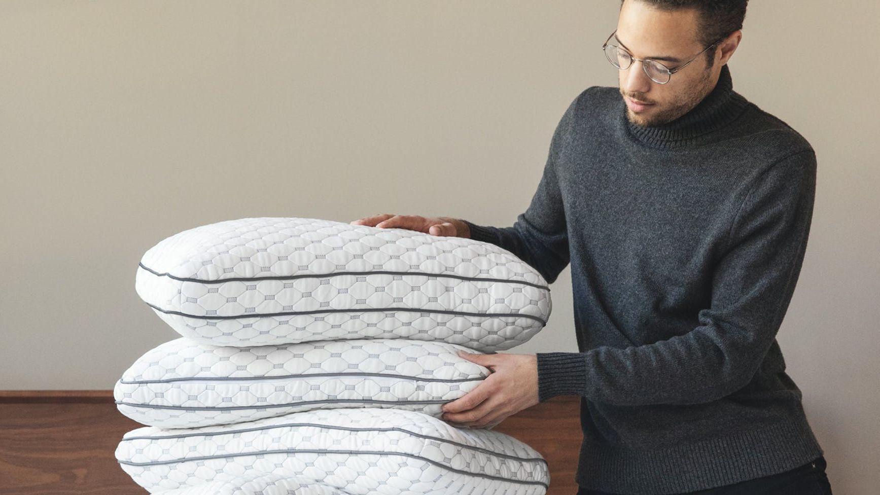 Чому не варто спати одразу на двох подушках