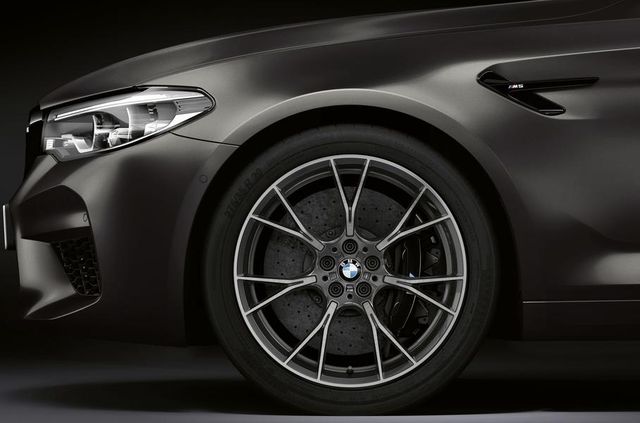 Представлено BMW M5: найпотужніший двигун і декор із золота - фото 328204