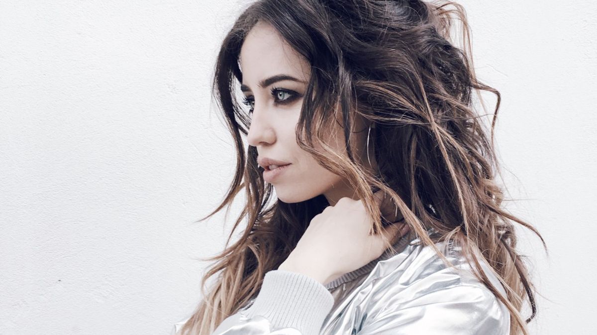 Надя приміряла довге плаття з різноманітними принтами - фото 1