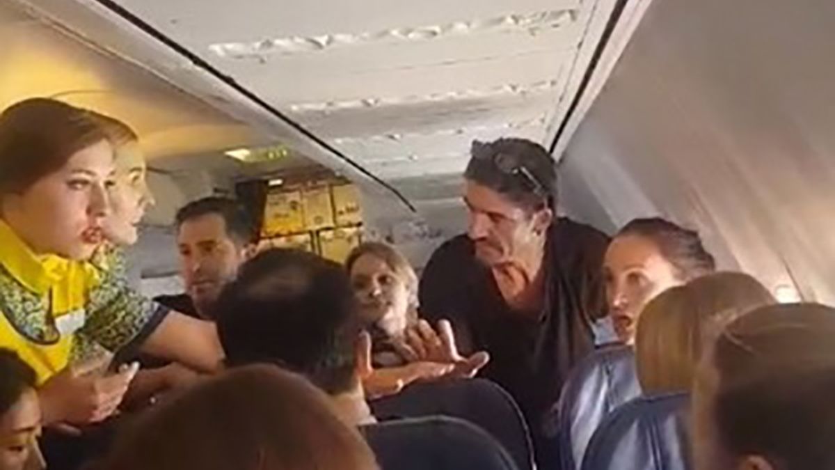 Українка влаштувала дебош у літаку: як ніколи не треба робити (відео 18+)