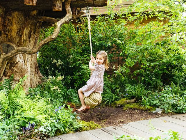 Дивіться, як королівська сім'я розважається в саду - фото 328906
