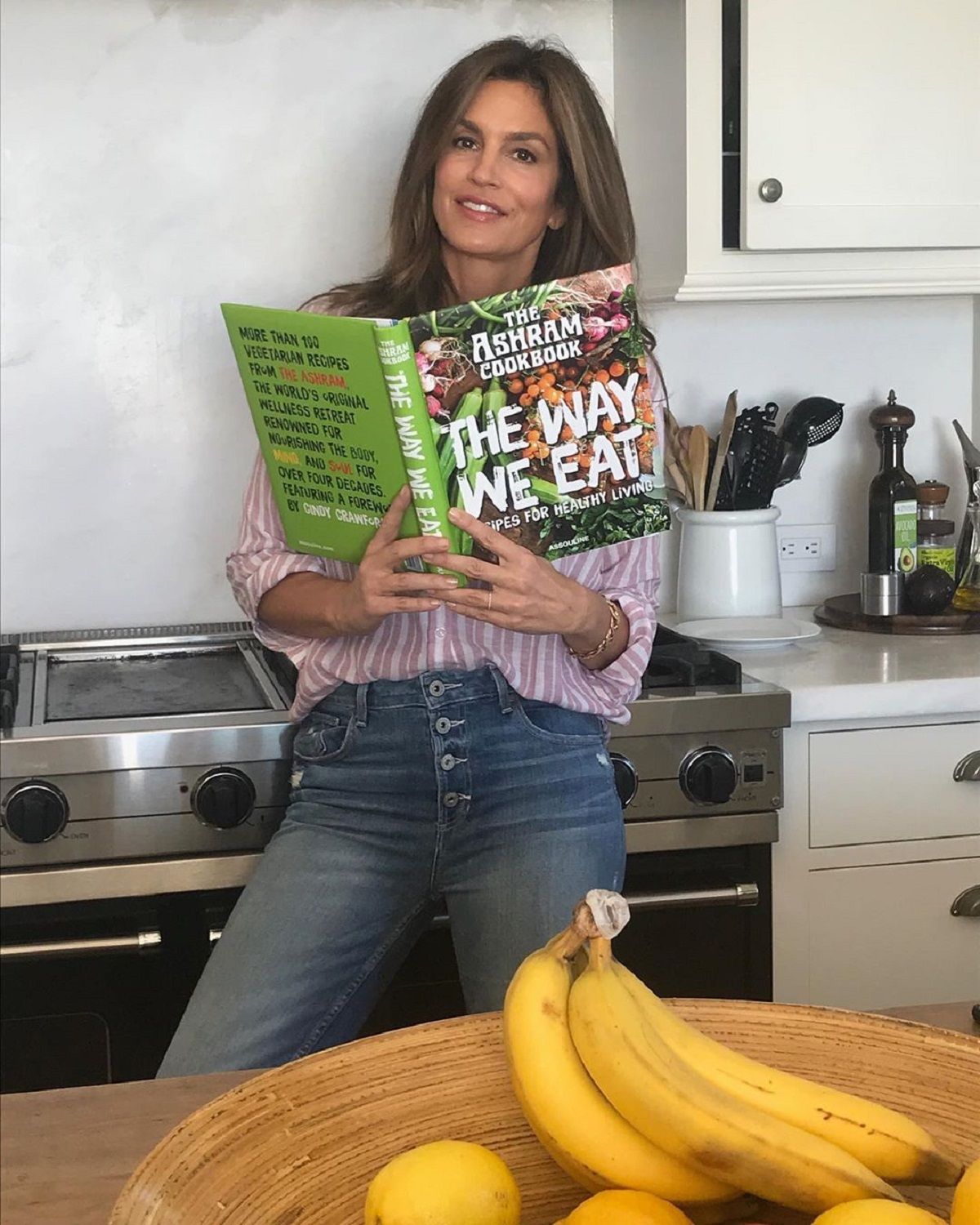 З хлібом та в білизні: Сінді Кроуфорд здивувала новою зйомкою