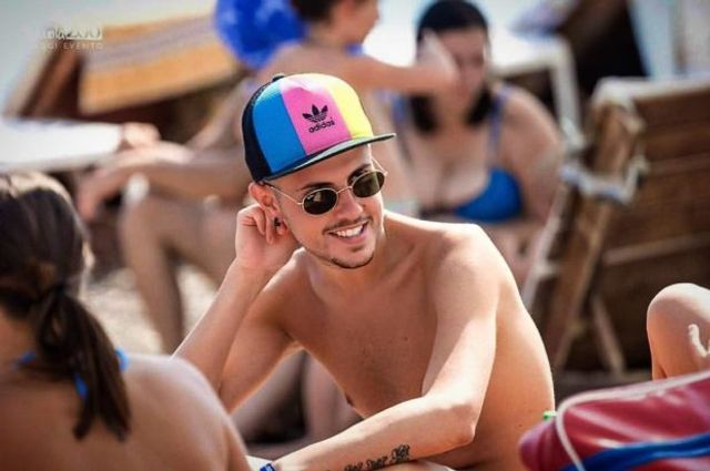 Як носити чоловічі сонцезахисні окуляри: правила етикету та трендові оправи - фото 329095